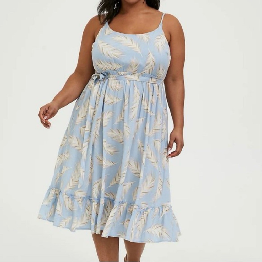 🐠 Torrid Light Blue Feather Print Midi Dress